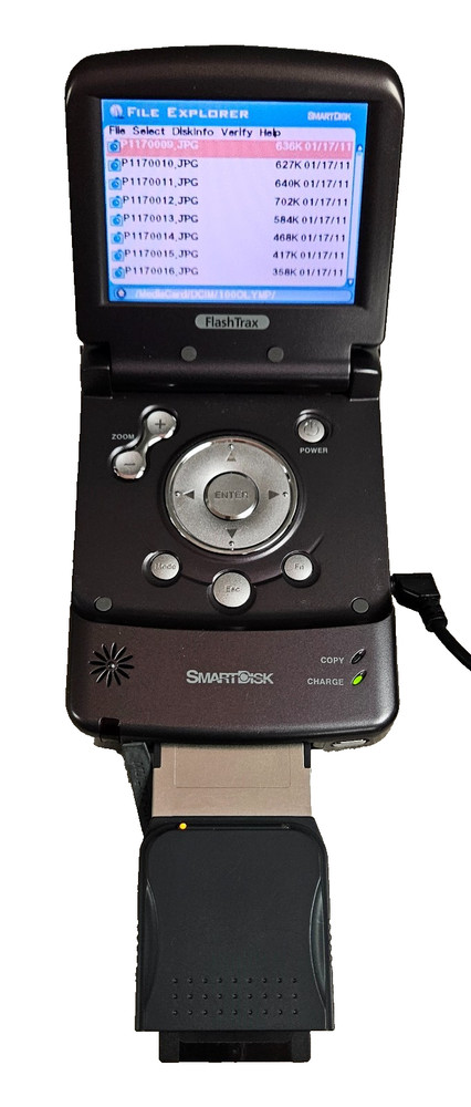 FlashTrax ~ FTX20 SmartDisk Digital Multimedia Storage & Player BUNDLE