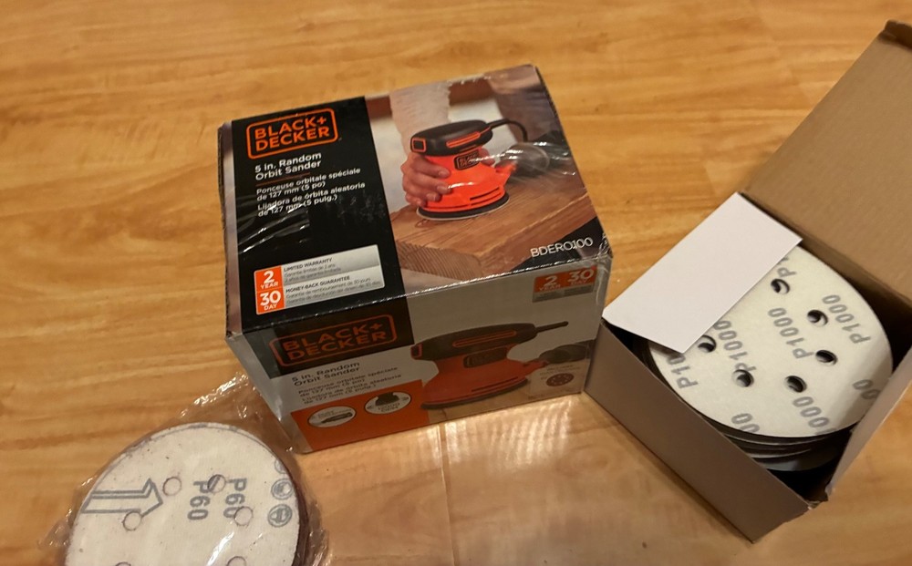 BLACK & DECKER: 5" Random Orbit Sander (BDERO600) + Extra