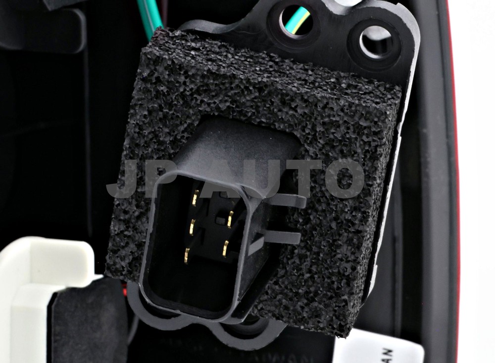 For 2005-2007 Jeep Liberty Tail Light Driver Side