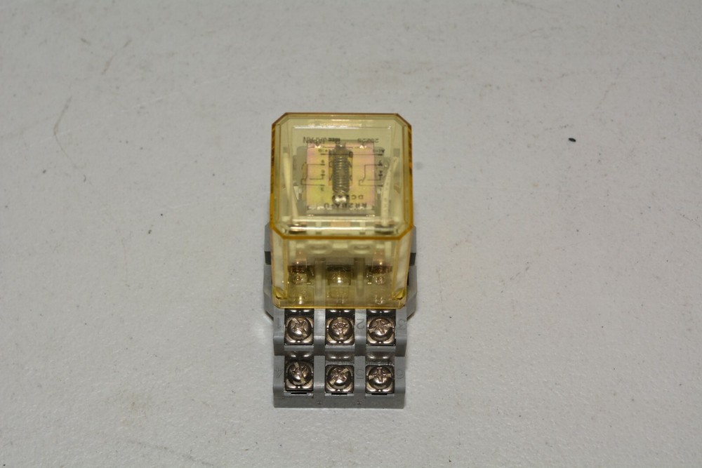 Idec Relay SR3B-05 Socket W/ RR2BA-U Relay