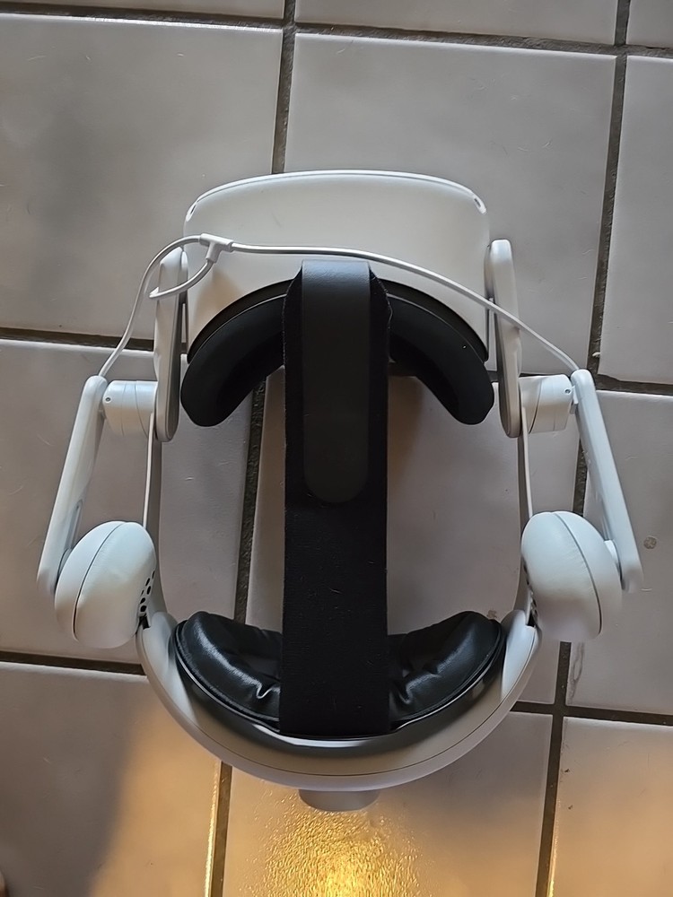 Meta Oculus Quest 2 128GB W/Controllers & Charging Dock