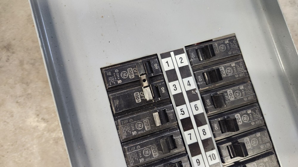 General Electric 200A x 30-SPACE Class CTL THHQB Breaker Panelboard. USED