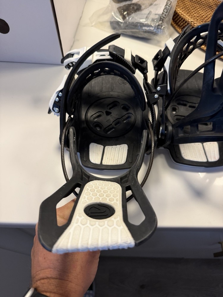 Flow Medium Snowboard Bindings Black/White Ankle Buckles 4x4 Mount