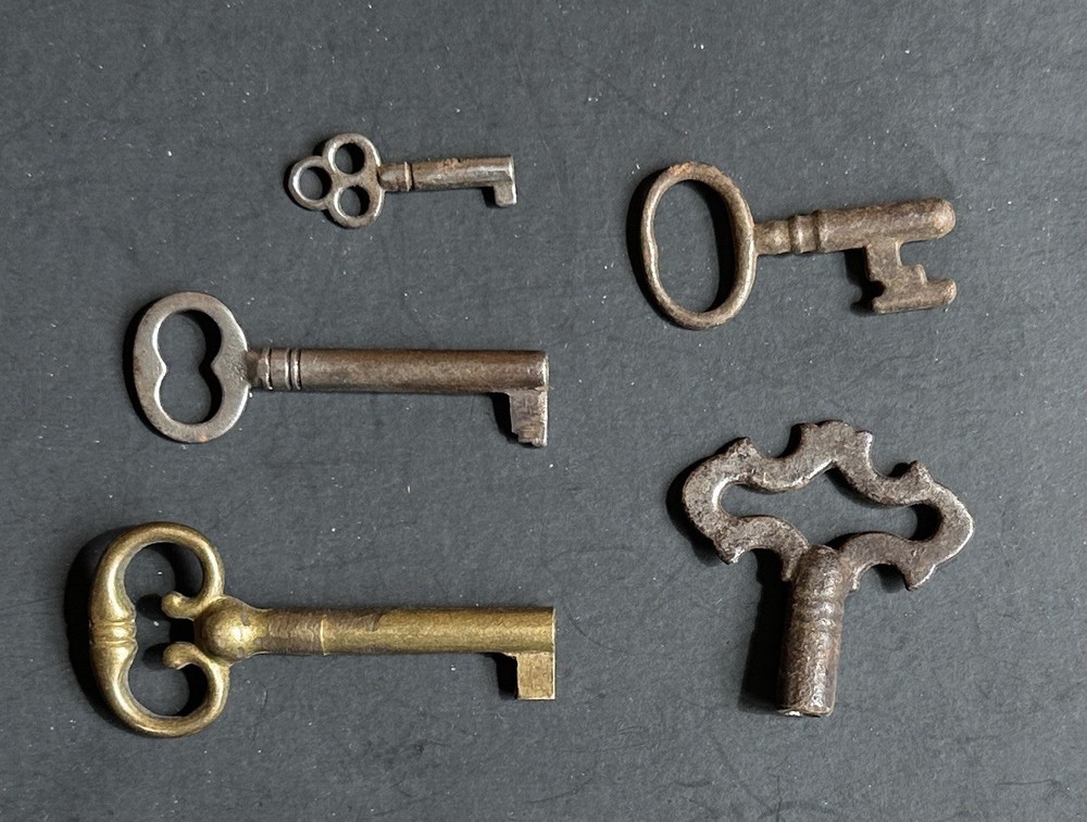 DS-269 FIVE (5) Antique Vintage Assorted Small Keys