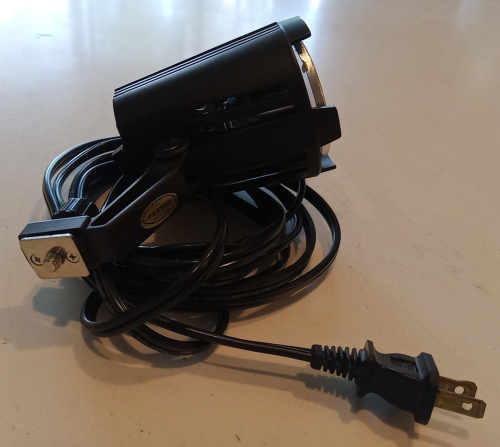 VIDEO LIGHT Packtronics Compact Lamp Model LT-1 150 Watts w/Screw Mount USED