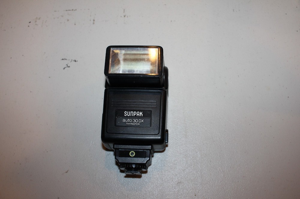 SUNPAK AUTO 30DX CAMERA FLASH  - POWERS UP WITH NEW BATTERIES BUT UNTESTED