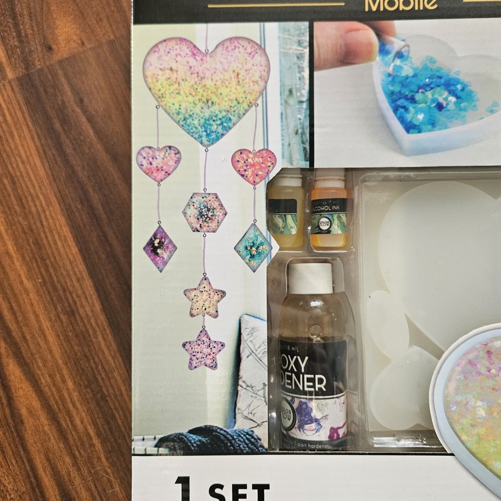 Resin Studio Mix & Pour Hanging Mobile Heart