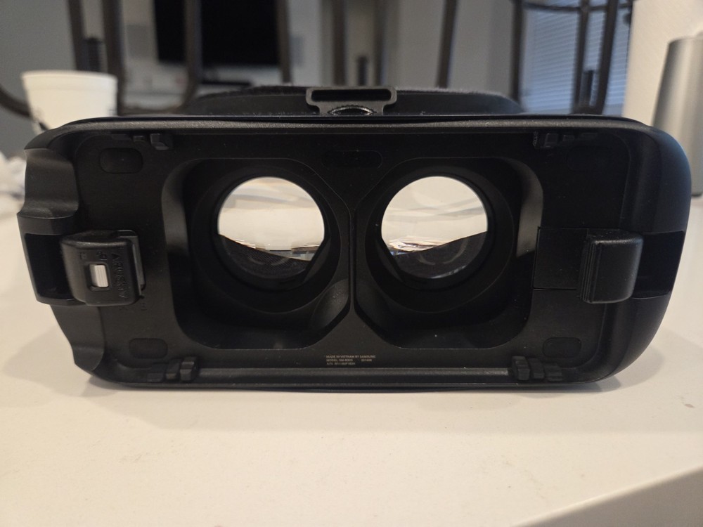 Samsung Gear VR (2016) SM-R323N Virtual Reality Headset - Blue Black