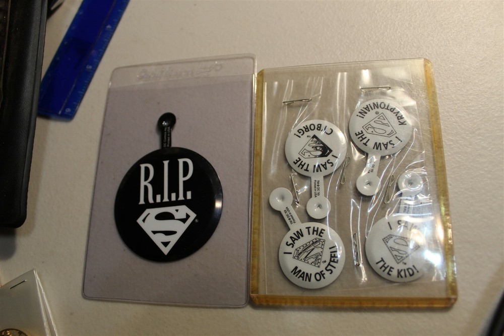RETURN OF SUPERMAN 4 BUTTON SET AND RIP SUPERMAN BUTTON 1993 DC