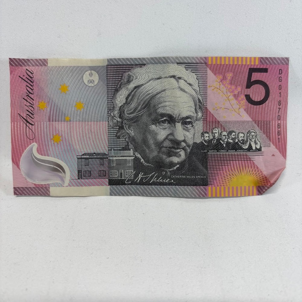 Rare Old 5 Australia Dollar Note 2001 (Slight Folded Corner)