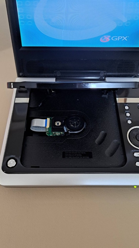 GPX 8" DVD CD Player With Accessories