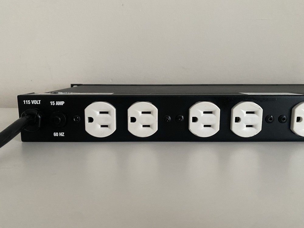 Middle Atlantic Products PD-815R-PL Rackmount Power Center