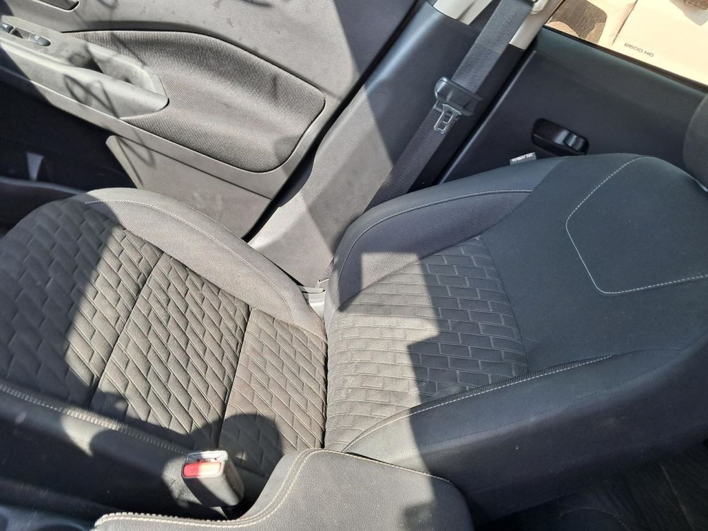 KICKS 2021 Glove Box 4786342