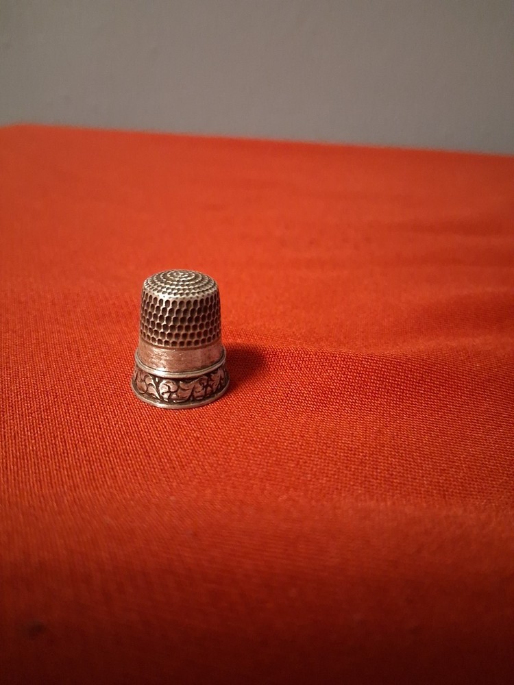 Sterling silver thimble hallmarked Anchor. See Pics