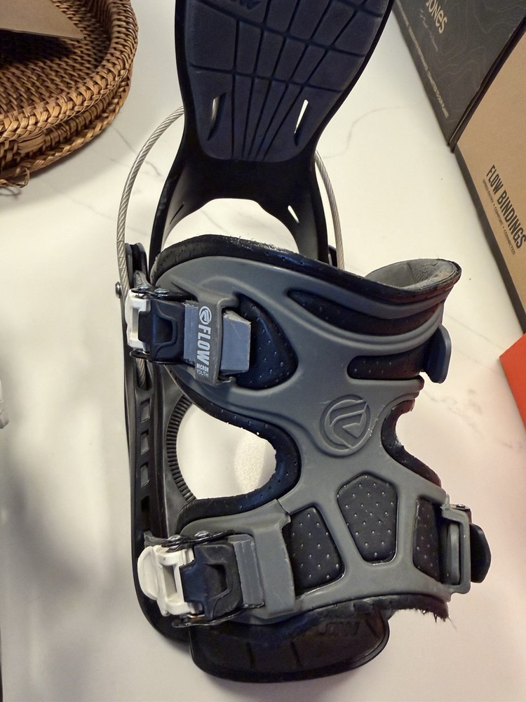 Flow Medium Youth Snowboard Bindings Black/Gray Adjustable Toe Ramp