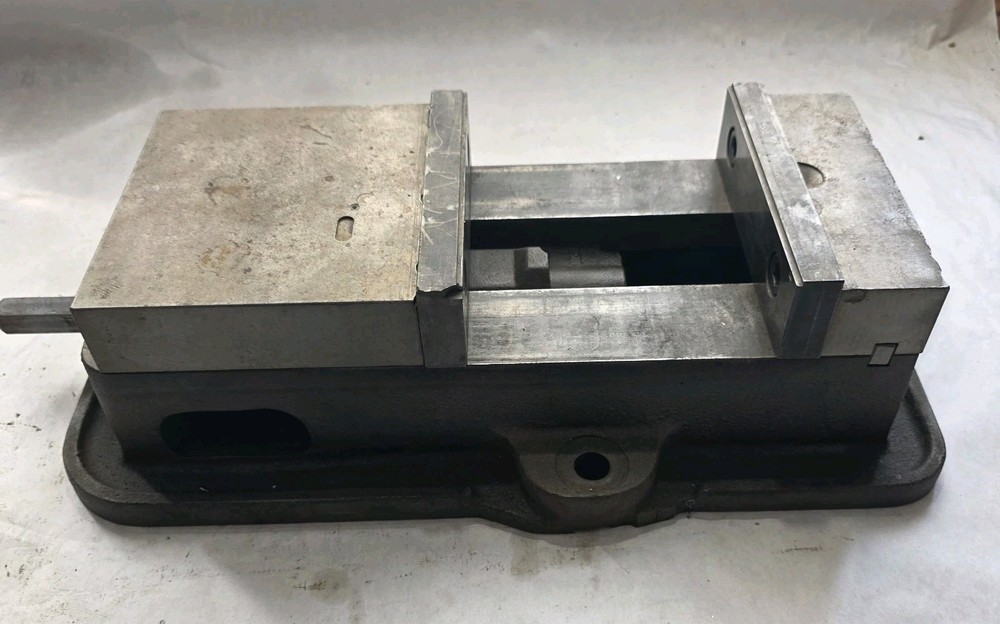 KURT ANGLOCK 6" MILLING MACHINE VISE - NO HANDLE - D-60
