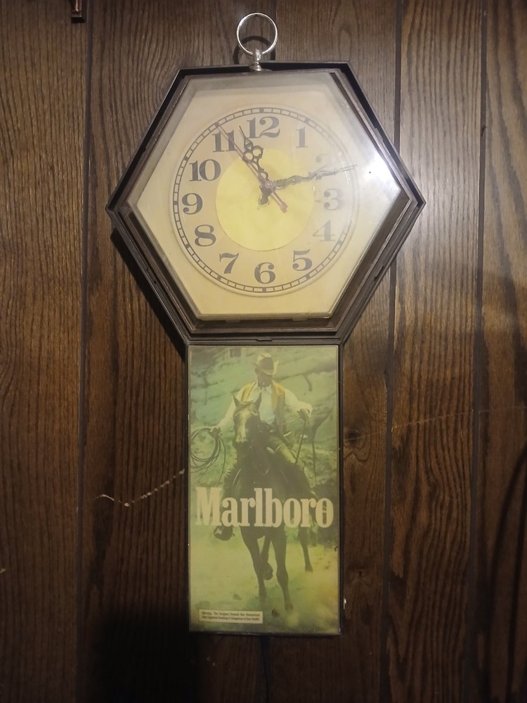 Vintage Marlboro  Advertisement Clock. Lights Up.