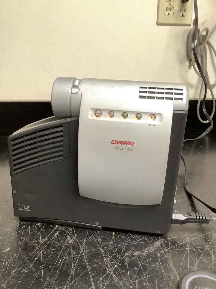 COMPAQ iPAQ MP1410 Projector with Case