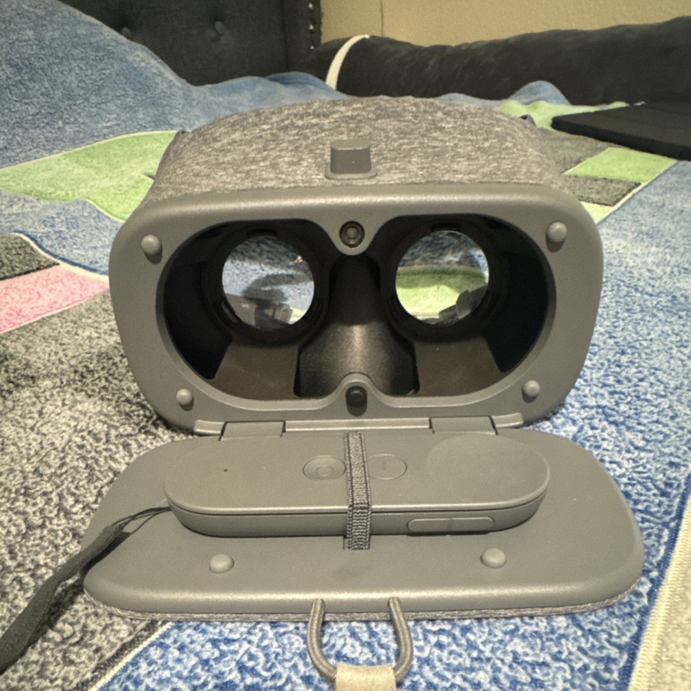 Google Daydream View Gray Smartphone VR Headset with Controller Fabric & Plastic