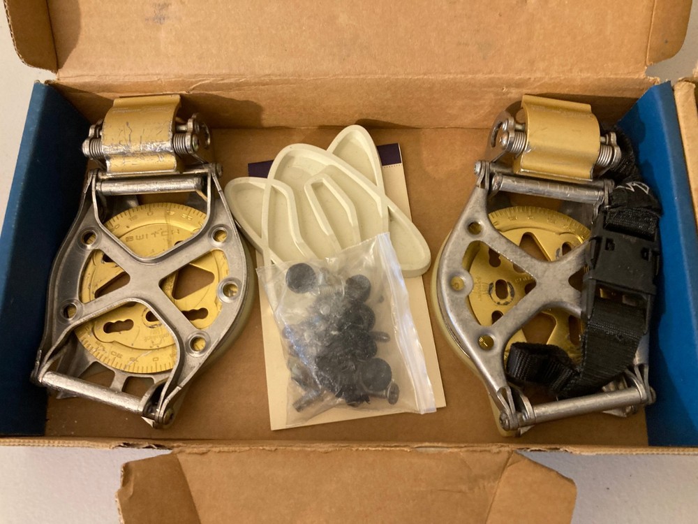 2 pairs Switch Autolock Step In Snowboard Bindings.. 1 incomplete