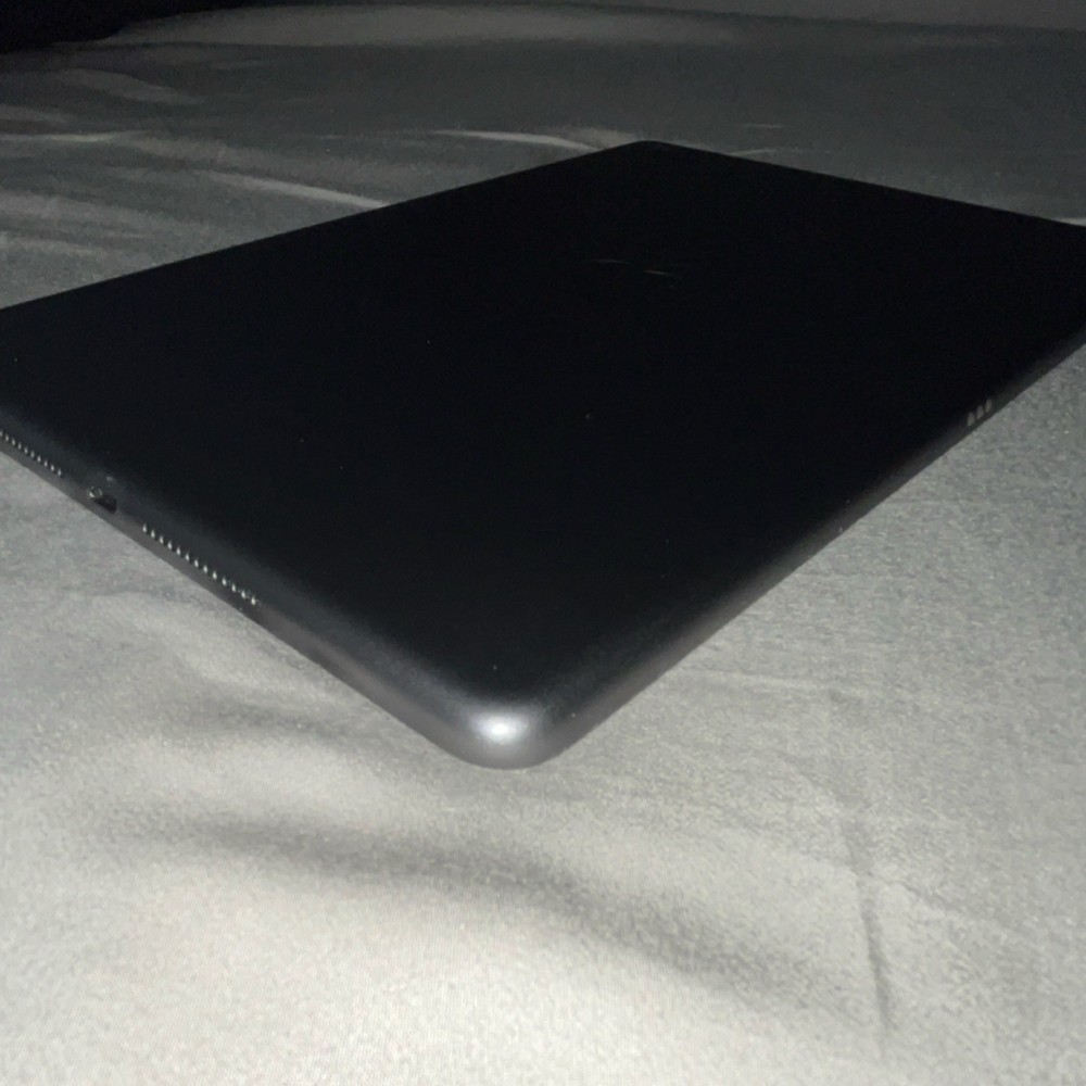 Apple iPad Gray Tablet Headphone Jack Lightning Connectivity