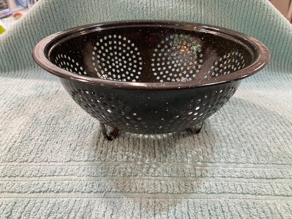 Vintage Kitchen Tool: Speckled Black Enamelware Footed Colander / Strainer