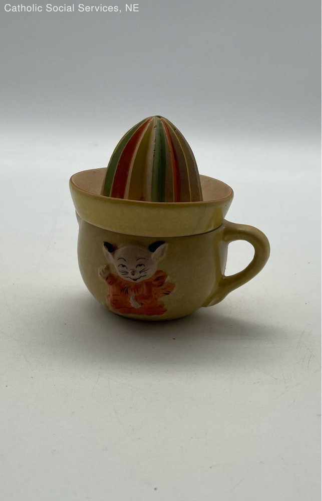 VINTAGE YELLOW JUICER/REAMER WITH CAT ON FRONT