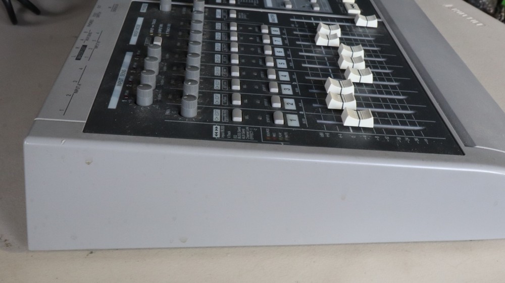 Roland VS-880 VXpanded Digital Studio Workstation Powers up UNTESTED N