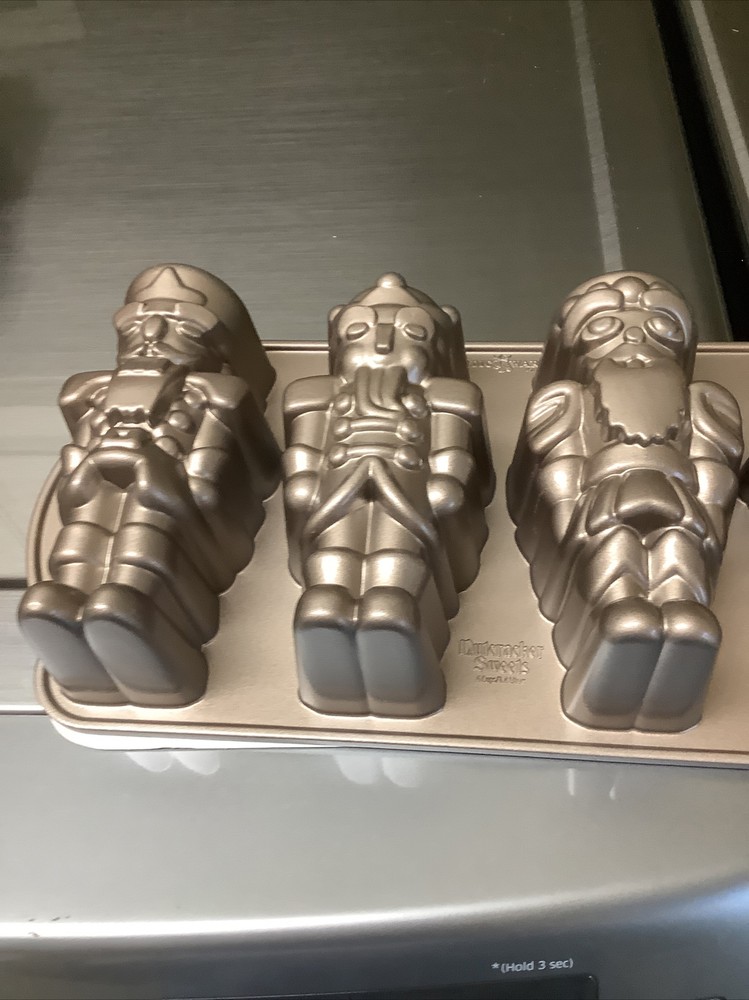 Nordic Ware NUTCRACKER Cake Muffin Cakelet Pan NEW
