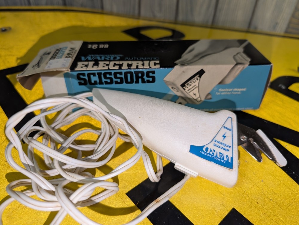 VINTAGE MONTGOMERY WARD AUTOMATIC ELECTRIC SCISSORS WITH GUIDE LIGHT
