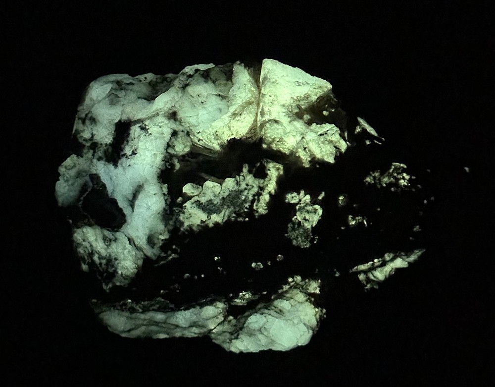 1086 Gr. Fluorescent Strong Persistent Phosphorescence Hackmanite W/ Richterite