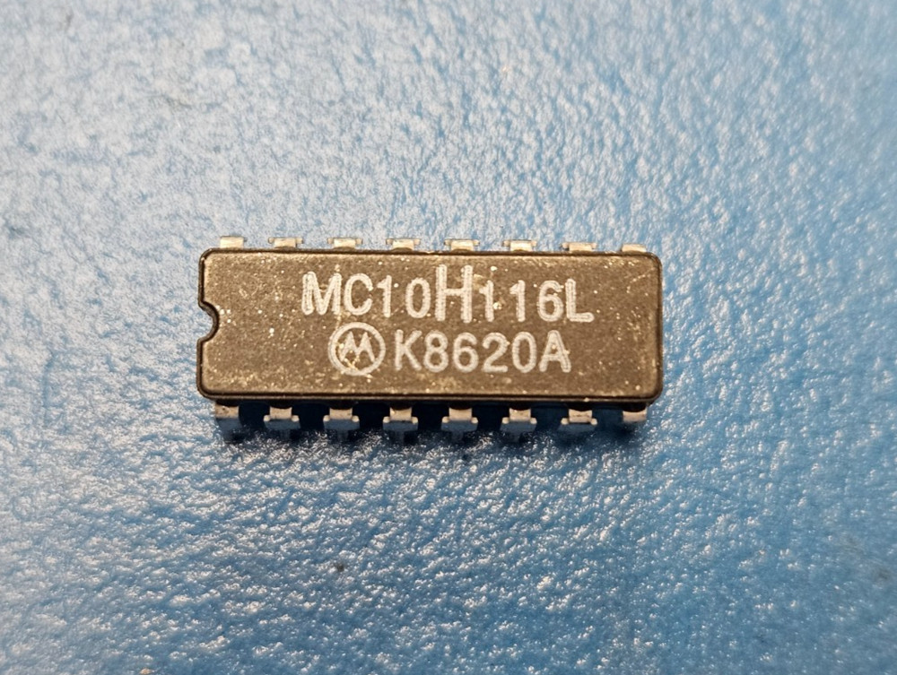 (2PCS) MC10116L Motorola Line Receiver, 1 Func, 3 Rcvr, ECL, CDIP16 *Trims*