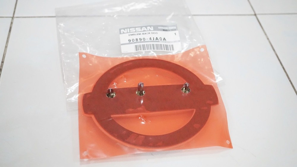 NAVARA NP300 D23 TAIL GATE CHROME LOGO EMBLEM GENUINE