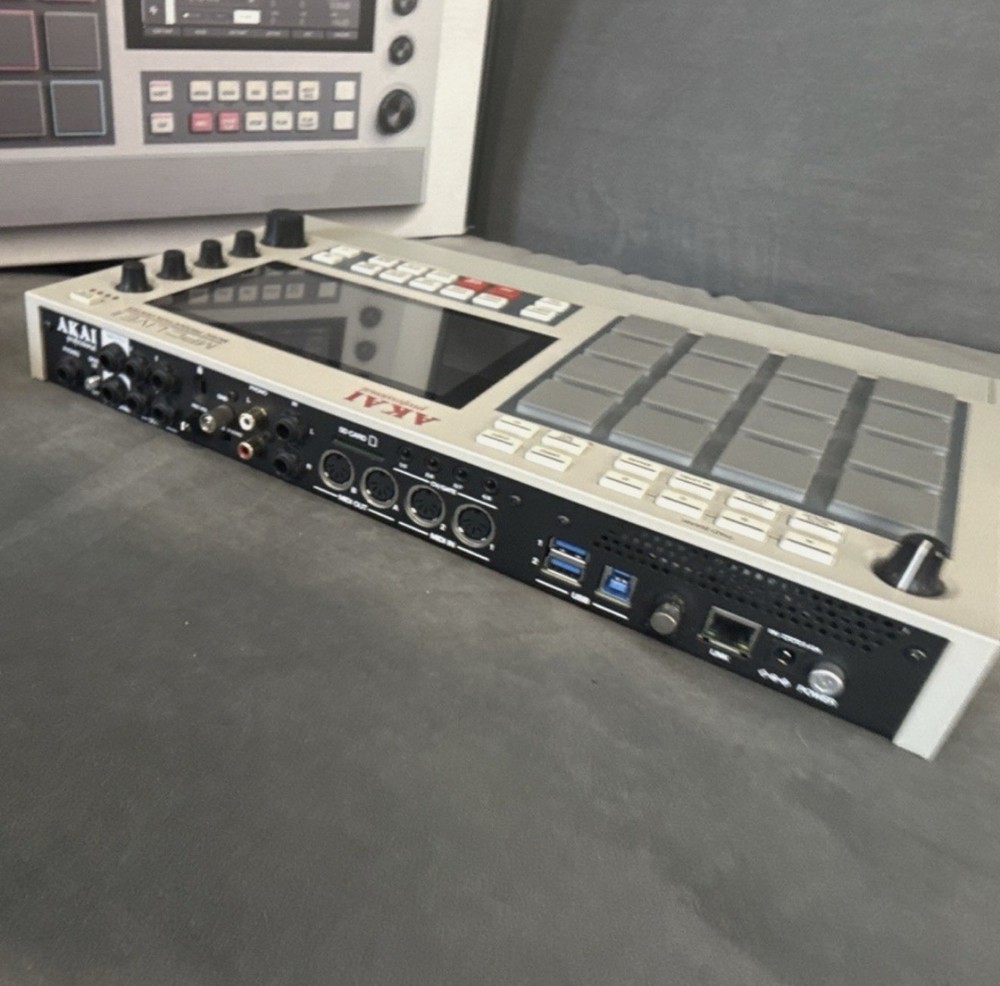 Akai MPC Live II Sampler & Sequencer Retro Edition WhitE USB