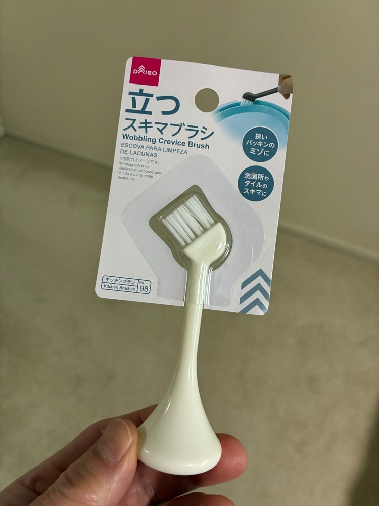 Daiso Wobbling Crevice Brush