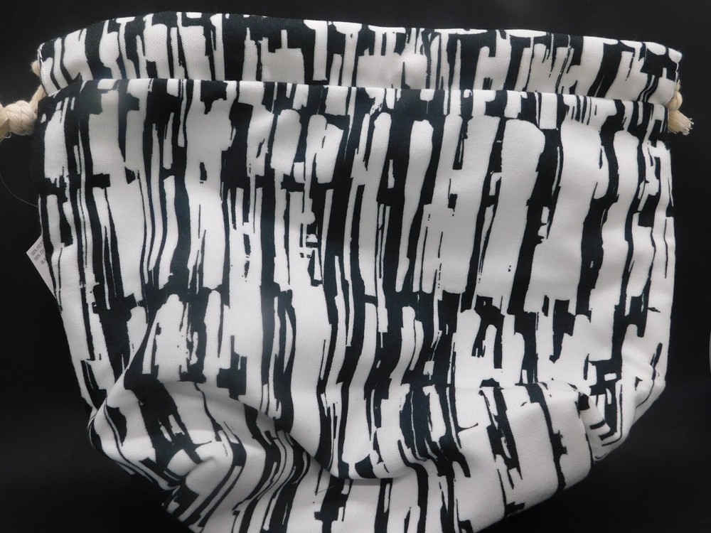 Black & White drawstring yarn storage bag by loop & threads