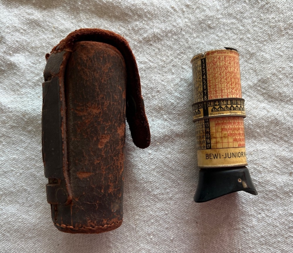 BEWI Junior Mod II Optical Light Exposure Meter with old leather case