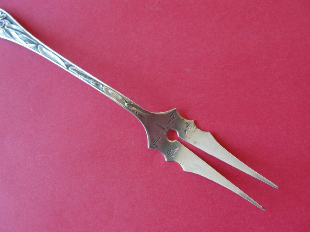 Baker Manchester "Daffodil" Sterling Silver Olive Fork 6-1/4"