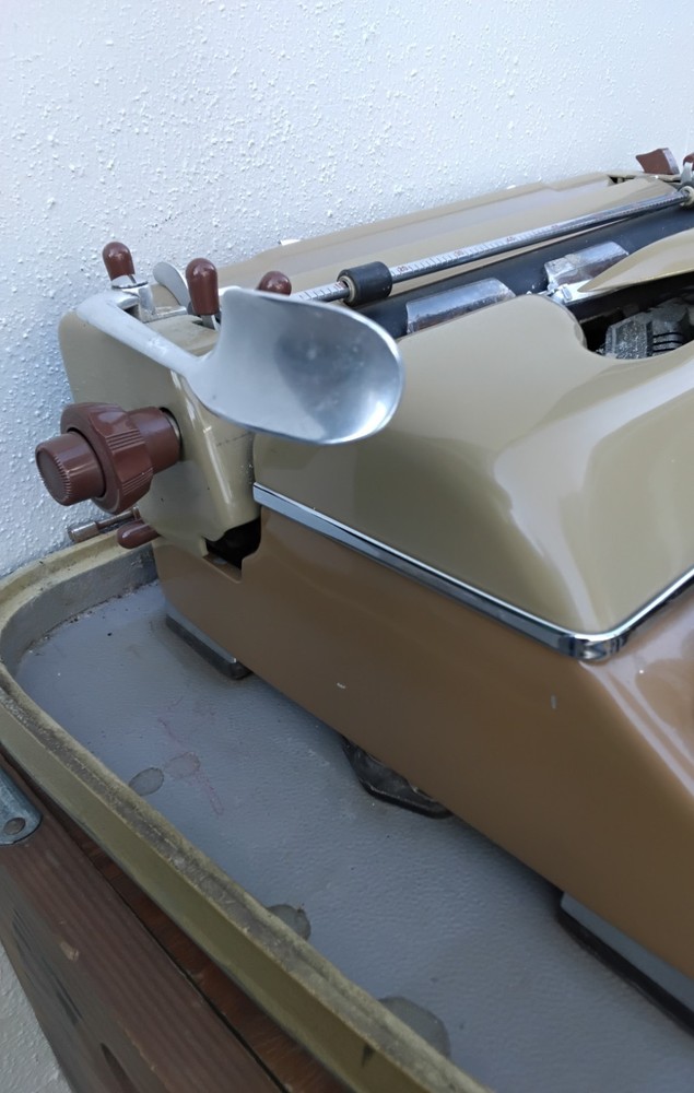 Aztec 600 german typewriter