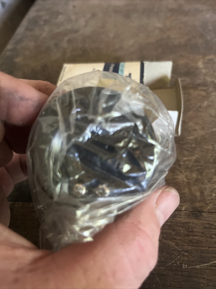 NOS WATER SOURCE M1002-4L 100LB PRESSURE GAUGE