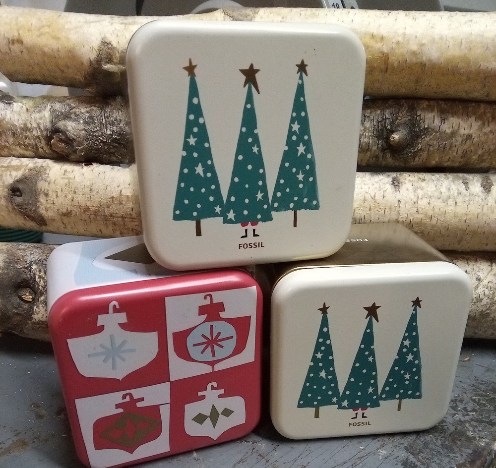 Fossil Keepsake Christmas  Tins. 4 Pack. Ships Free & 4 Personalized Keychains