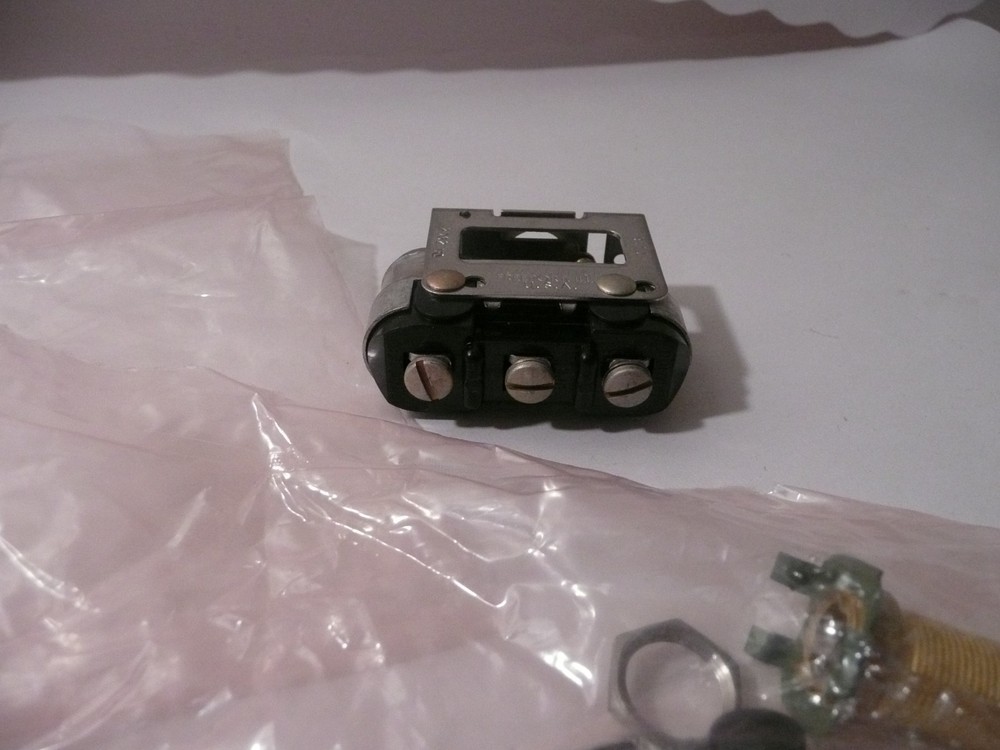 NEW GENUINE MICRO SWITCH 2D62, 6A46 AND 6C1 SWITCH WITH ACCESS., MICROSWITCH