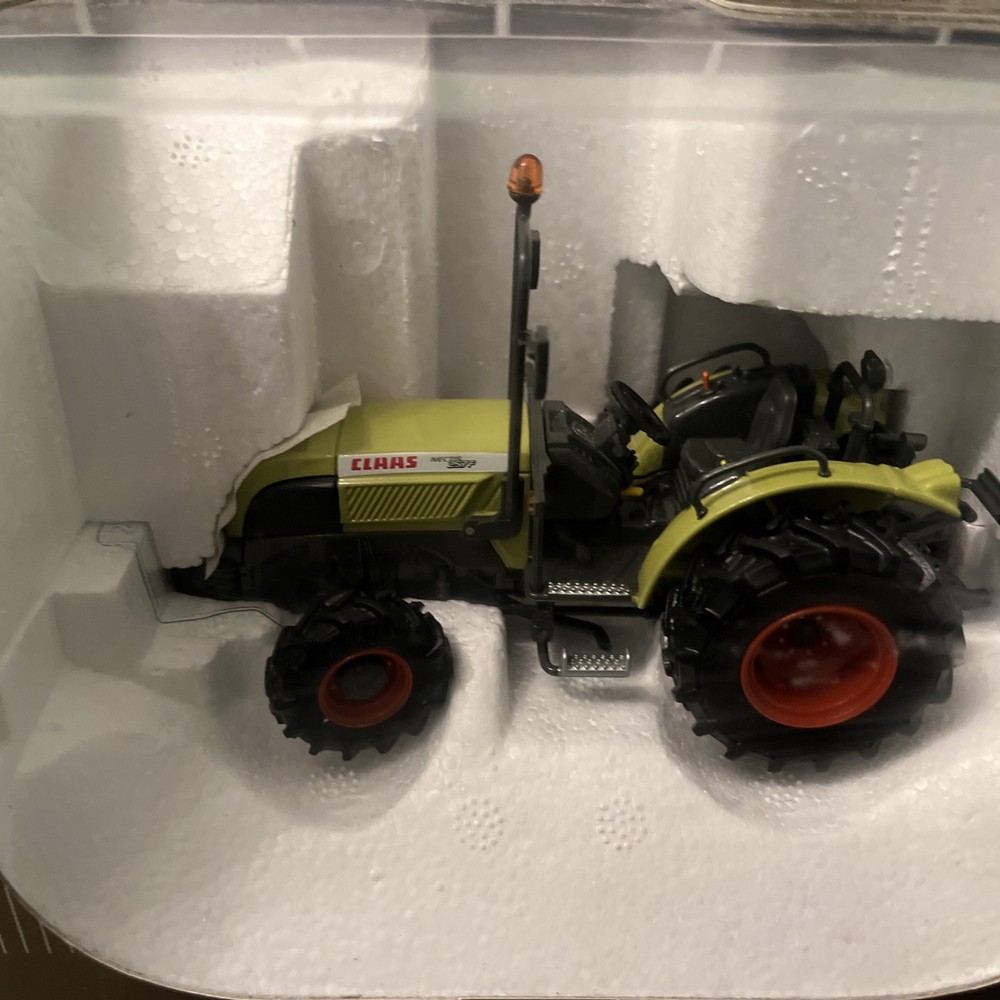 Universal Hobbies 2614U CLAAS NECTIS 257F open cab MiB