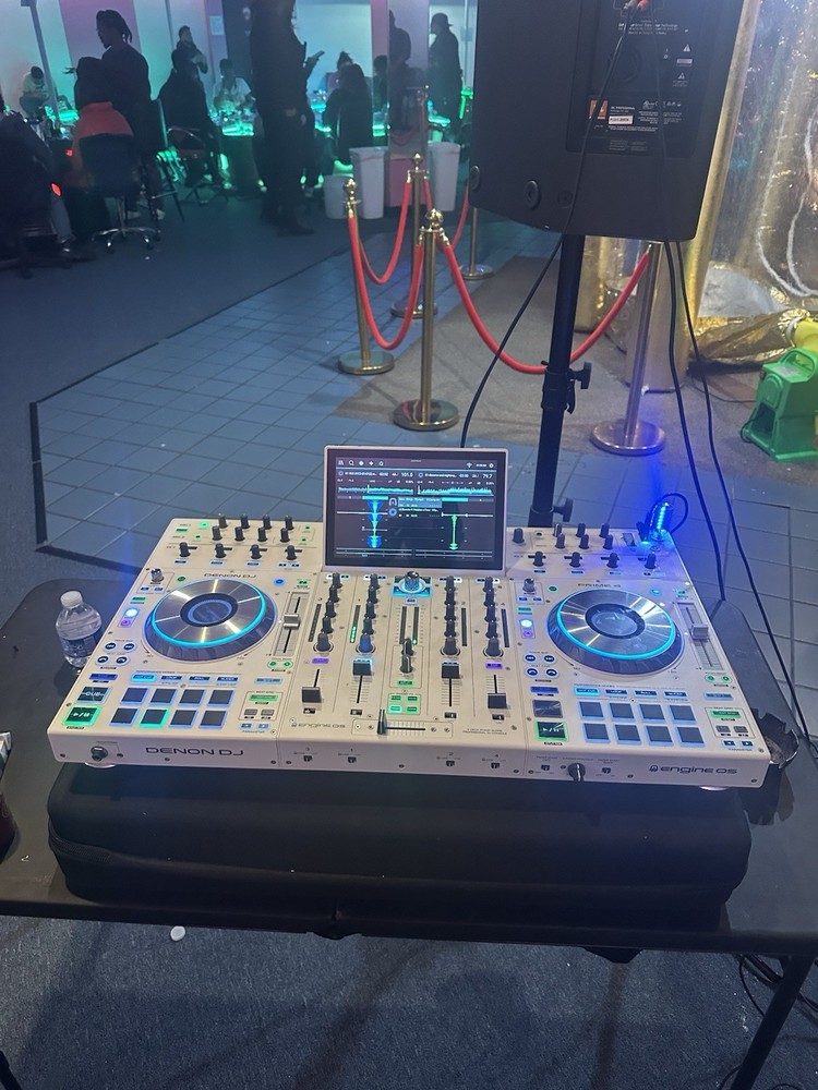 Denon DJ PRIME 4 White Quad Deck Controller, 4 Channels, 16 Pads, Effects