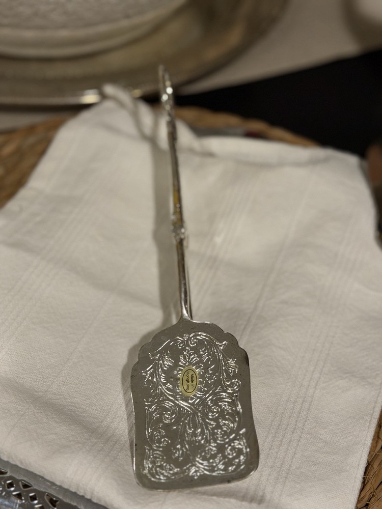Silver Metal Cake/Pie Slice Server with Floral Pattern Handle, Glossy Finish