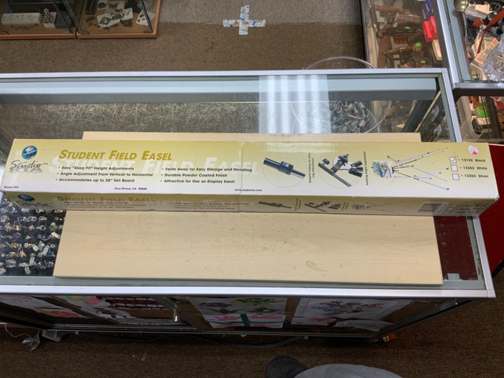 student field easel model #13152 Black - NIB
