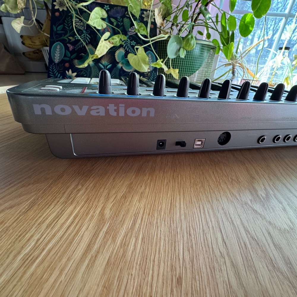 Novation Xio 25 Virtual Analog Synthesizer Controller Keyboard XioSynth 25