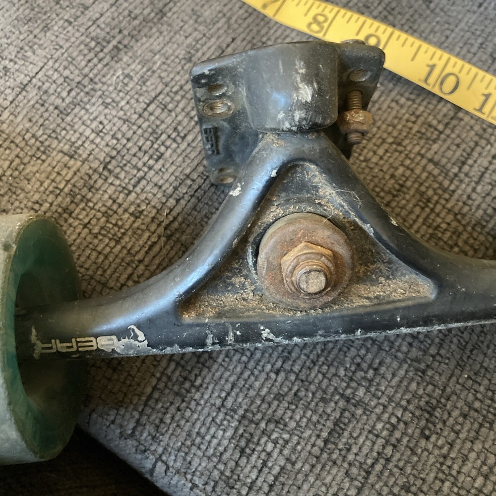 Bear Skateboard Trucks Black With Round House Wheels