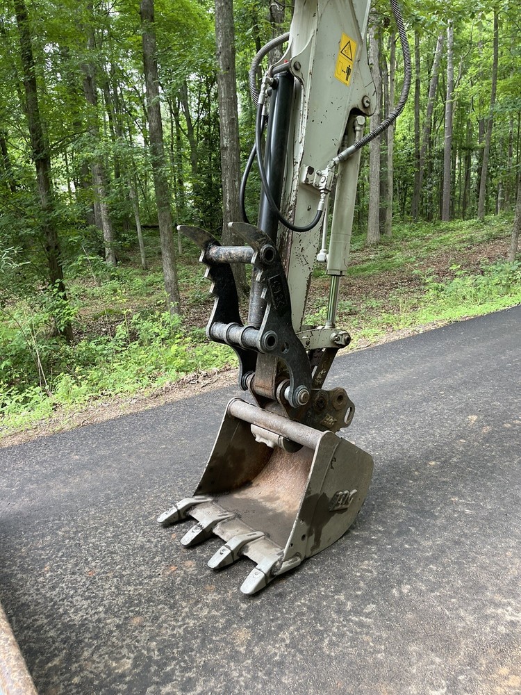 Takeuchi TB240 Pin On Hydraulic Thumb Clamp Grapple Kit