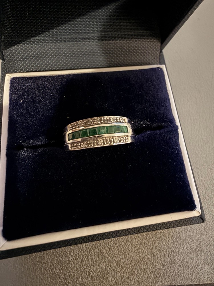 Women’s emerald and diamond ring 14k. Size 7